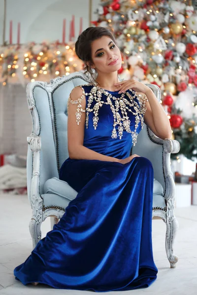 Hermosa Chica Morena Vestido Noche Fondo Del Árbol Navidad — Foto de Stock