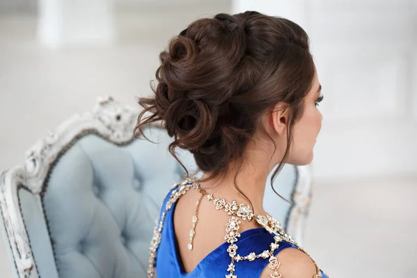 Schoonheidsportret Van Een Vrouw Met Een Elegante Kapsel Backview — Stockfoto