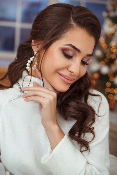 Retrato Beleza Uma Linda Garota Morena Suéter Branco Fundo Árvore — Fotografia de Stock