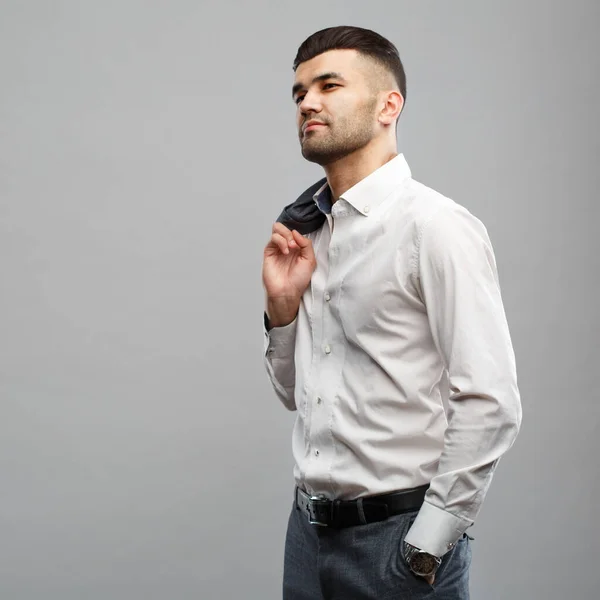 Homem Elegante Uma Camisa Branca Pendurado Seu Casaco Sobre Ombro — Fotografia de Stock