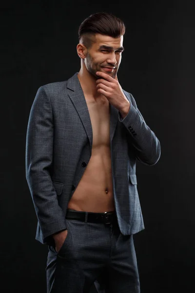 Jovem Homem Sexy Uma Jaqueta Sobre Seu Corpo Contra Fundo — Fotografia de Stock