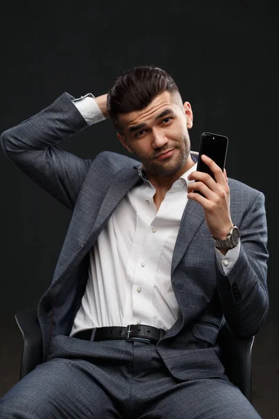 Привабливий Бізнес Азіатський Чоловік Посміхається Тримаючи Смартфон Руці Ізольований Темному — стокове фото
