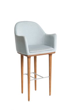 Yüksek tahta bacaklı, yumuşak, modern bir koltuk. Beyaz arkaplanda izole.