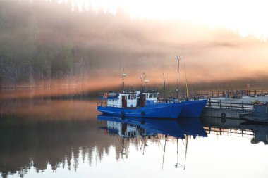 Sisli bir sabahta Valaam Adası, Karelia, Rusya yakınlarındaki eski balıkçı tekneleri..
