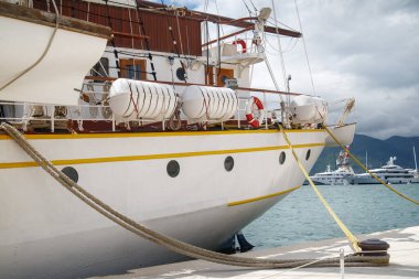 Karadağ 'ın Tivat kentinde demirlemiş beyaz bir yelkenlinin parçaları.