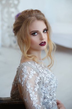 Zarif bir gelinin portresi, havalı bir saç stili ve dudaklarında koyu bir ruj..