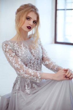 Renkli saç örgüleri ve parlak makyajlı güzel bir gelin kızın zarif portresi..