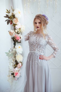 Zarif saç desenli çiçek desenli bir gelinin nazik portresi..