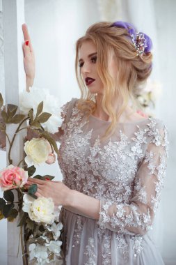 Zarif saç desenli çiçek desenli bir gelinin nazik portresi..