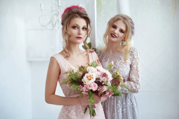 Δύο Κορίτσια Νύφη Μαλλιά Χρωματιστά Σκέλη Κρατώντας Ανθοδέσμες Των Λουλουδιών — Φωτογραφία Αρχείου