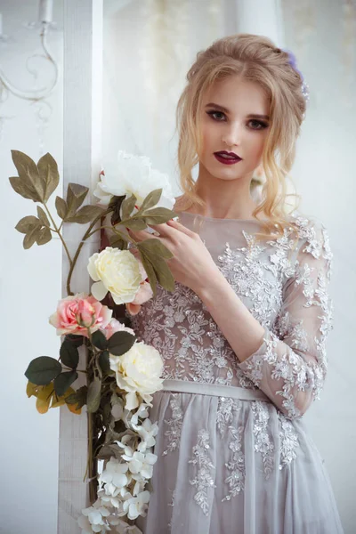 Delicato Ritratto Una Sposa Ragazza Con Eleganti Ghirlande Fiori Hairdress — Foto Stock