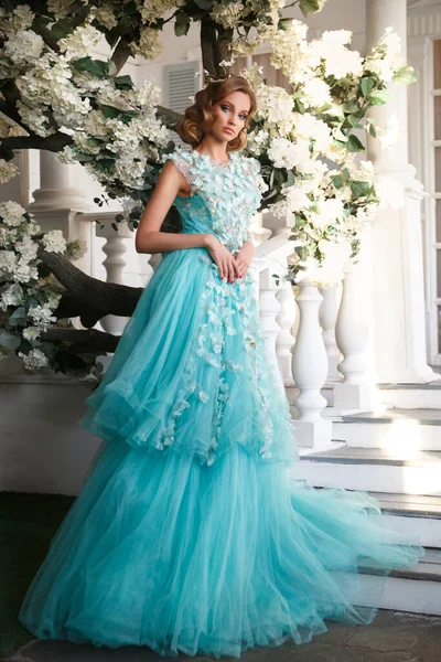 Gyönyörű Lány Menyasszony Egy Buja Hosszú Kék Ruhát Fényes Teraszon — Stock Fotó