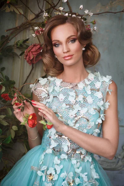 Havadar Turkuaz Elbiseli Güzel Kız Terasta Çiçek Açan Bir Gül — Stok fotoğraf