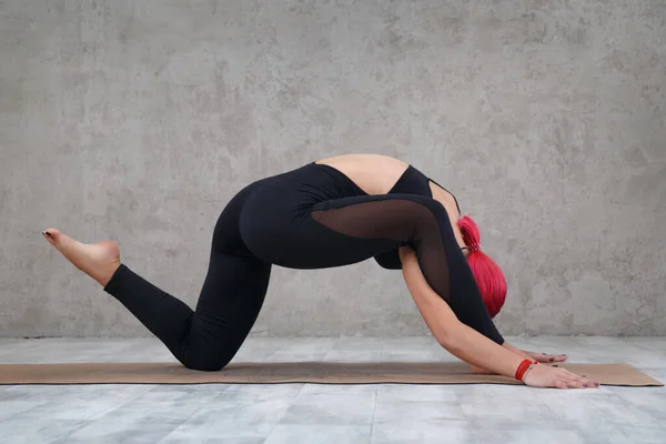Pembe Saçlı Bir Kız Spor Salonunda Yoga Yapıyor — Stok fotoğraf