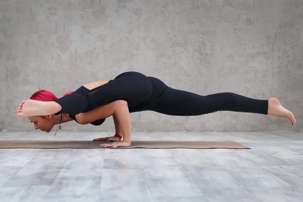 Pembe Saçlı Bir Kız Spor Salonunda Yoga Yapıyor — Stok fotoğraf