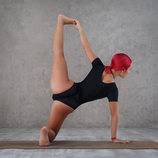 Chica Atlética Haciendo Yoga Gimnasio — Foto de Stock