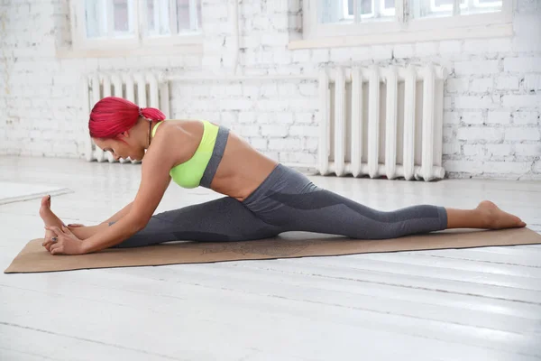Pembe Saçlı Bir Kız Parlak Bir Odada Yoga Yapıyor — Stok fotoğraf