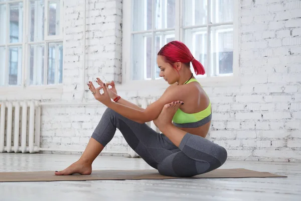 Pembe Saçlı Bir Kız Yoga Yapıyor — Stok fotoğraf