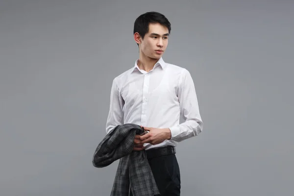 셔츠를 아시아 청년이 배경에 자켓을 — 스톡 사진