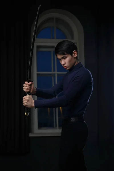 Joven Asiático Con Una Espada Las Manos Cuarto Oscuro — Foto de Stock