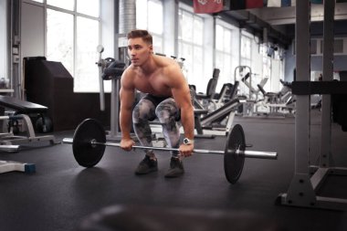 Sporcu adam spor salonuna gider..