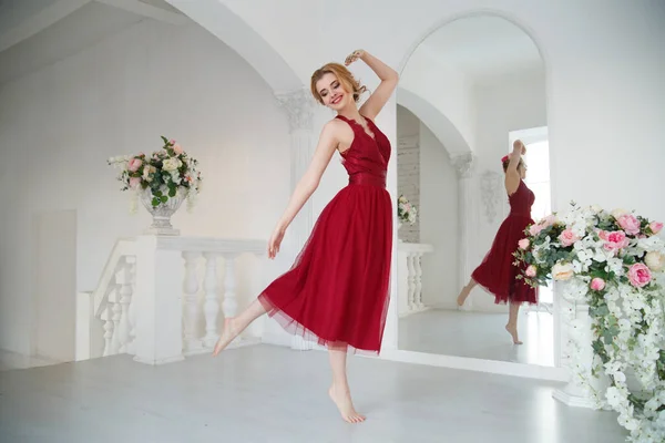 Menina Loira Elegante Bonita Vestido Borgonha Dançando Quarto Brilhante — Fotografia de Stock