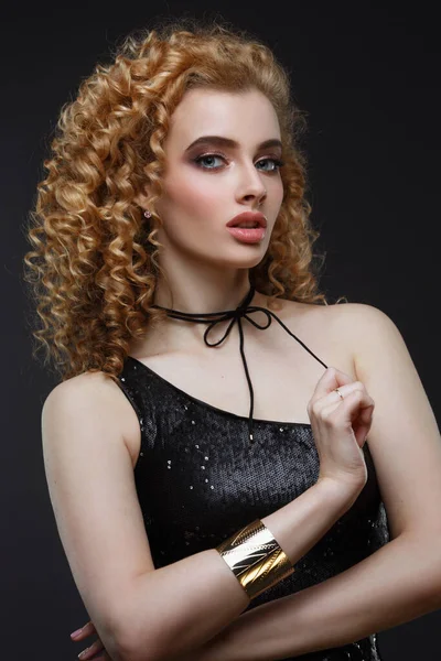 Portrét Krásné Blondýny Kudrlinkami Tmavém Pozadí — Stock fotografie