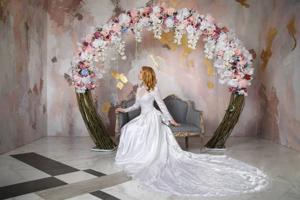 Gyönyörű Szőke Menyasszony Egy Elegáns Vintage Esküvői Ruha Egy Vonat — Stock Fotó