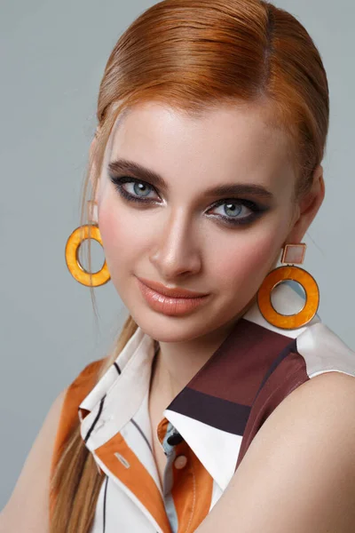 Retrato Belleza Moda Una Chica Atractiva Con Maquillaje Brillante — Foto de Stock