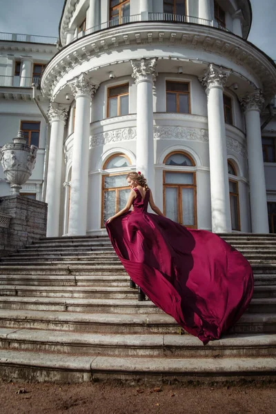 Menina Fina Bonita Vestido Seda Vermelho Escuro Fluindo Com Longo — Fotografia de Stock