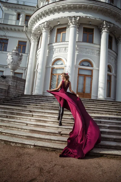 Menina Fina Bonita Vestido Seda Vermelho Escuro Fluindo Com Longo — Fotografia de Stock