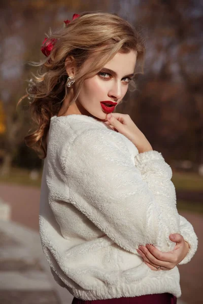 Portert Krásné Nevěsty Dívka Lehkým Elegantním Účesem Večerní Make Podzimním — Stock fotografie