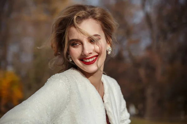 Portert Une Belle Jeune Mariée Souriante Heureuse Avec Une Coiffure — Photo