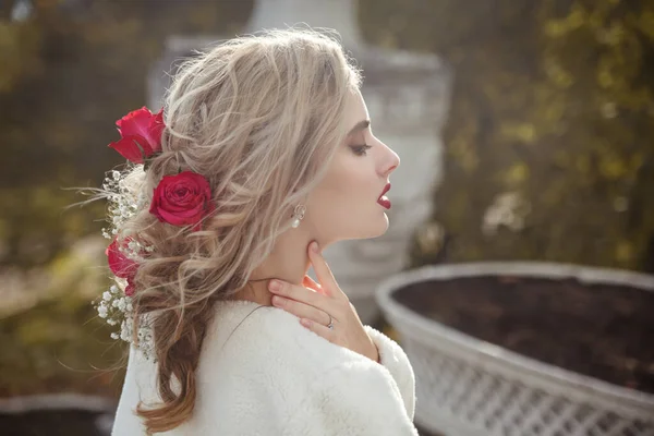 Jolie Fille Sensuelle Mariée Blonde Avec Coiffure Élégante Décorée Fleurs — Photo