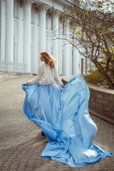 Delgada Chica Alegre Novia Vestido Azul Cielo Con Tren Muy — Foto de Stock