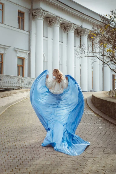 Slanke Vrolijke Meisje Bruid Een Hemelsblauwe Jurk Met Een Zeer — Stockfoto