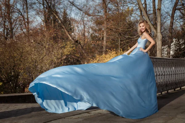 Linda Noiva Menina Longo Vestido Elegante Azul Sem Peso Parque — Fotografia de Stock