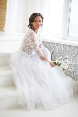 Elinde bir buket sakura ile güzel mutlu gelin..