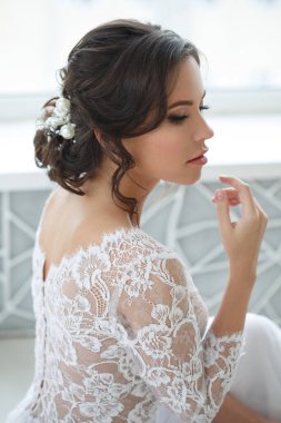 Güzel, şık bir gelinin portresi, zarif bir saç stili..