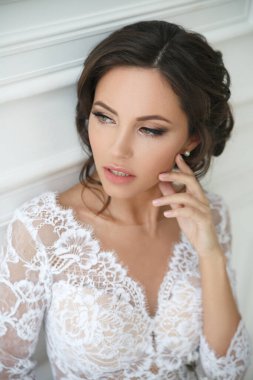 Parlak bir iç mekanda zarif bir gelinin portresi..