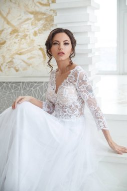 Parlak bir iç mekanda zarif bir gelinin portresi..