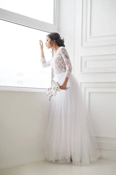 Egy Gyönyörű Elegáns Menyasszony Portréja Aki Egy Ablak Mellett Vár — Stock Fotó