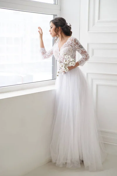 Portrét Krásné Elegantní Nevěsty Čekající Okna Jasném Interiéru — Stock fotografie