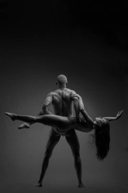 Siyah-beyaz bir çift dansçının arka plandaki siyah-beyaz fotoğrafı..