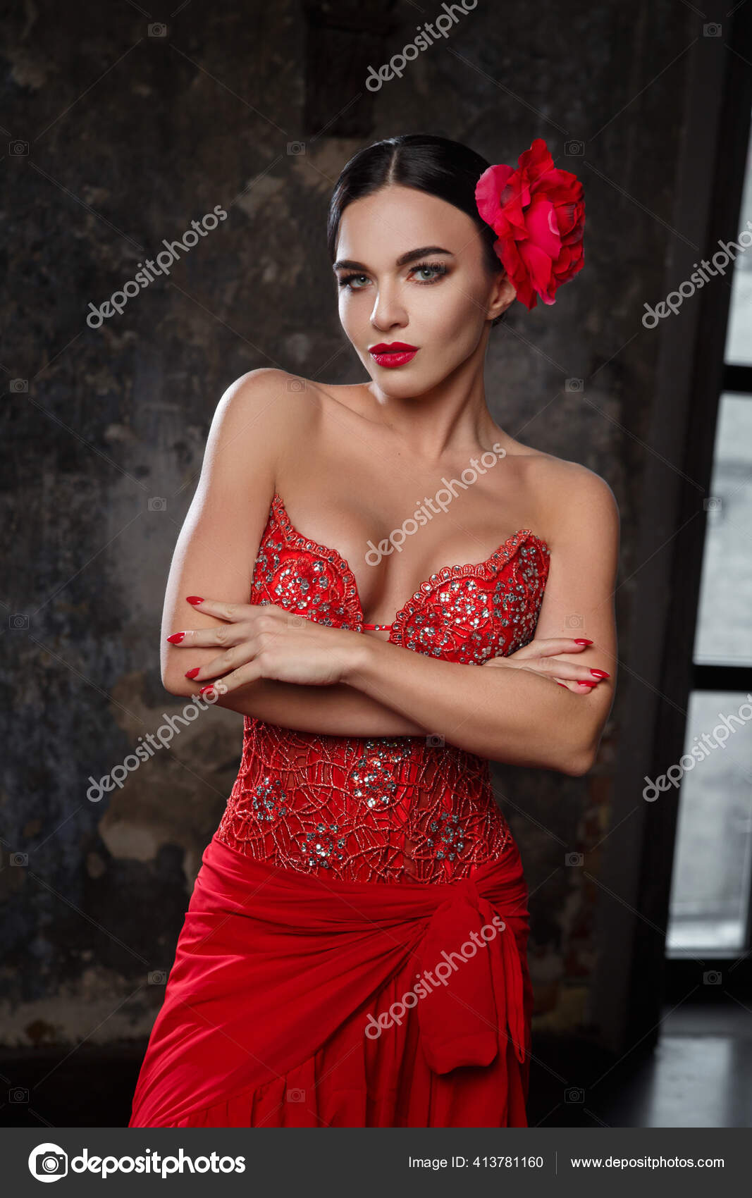 Retrato Uma Mulher Morena Sensual Vestido Vermelho Com Decote