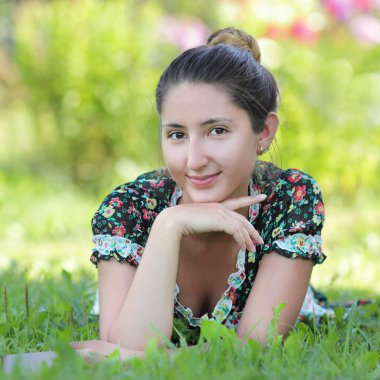 Asya görünümlü güzel, gülümseyen bir kadın.