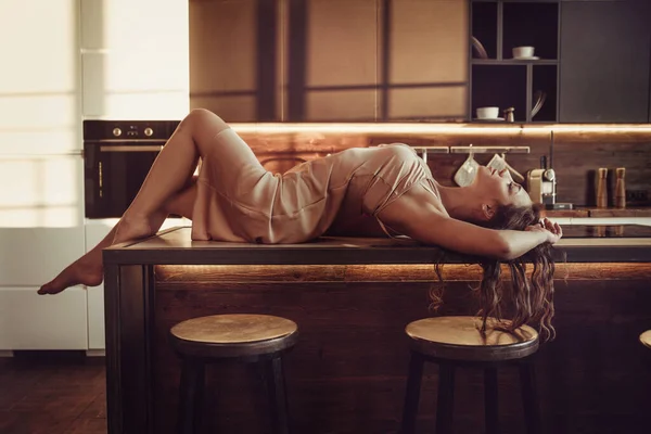 Милая Чувственная Девушка Лежит Нижнем Белье Столе Кухне — стоковое фото