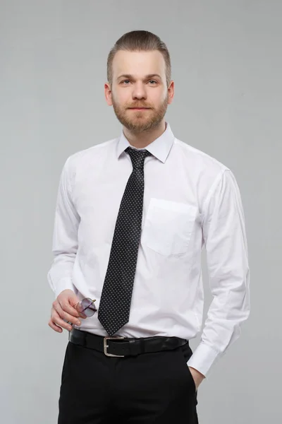 Elegante Uomo Bianco Ufficio Casual Indossare Isolato Uno Sfondo Grigio — Foto Stock