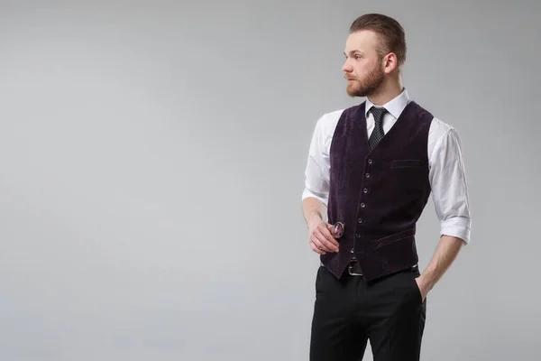 Elegante Hombre Con Chaleco Corbata Sobre Fondo Gris — Foto de Stock