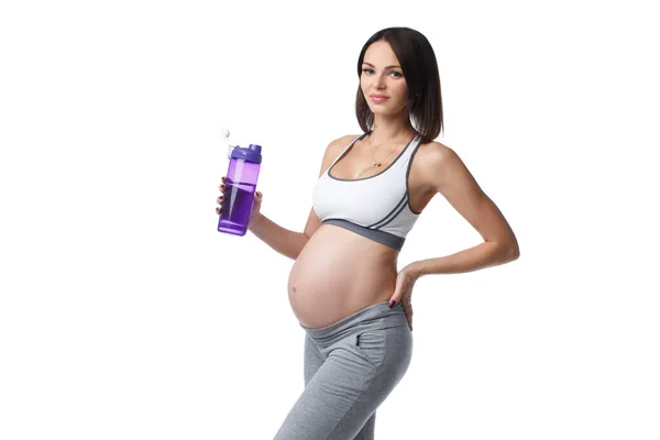Λεπτή Αθλητική Έγκυος Κοπέλα Αθλητικά Ποτά Νερό Απομονωμένο Λευκό Φόντο — Φωτογραφία Αρχείου